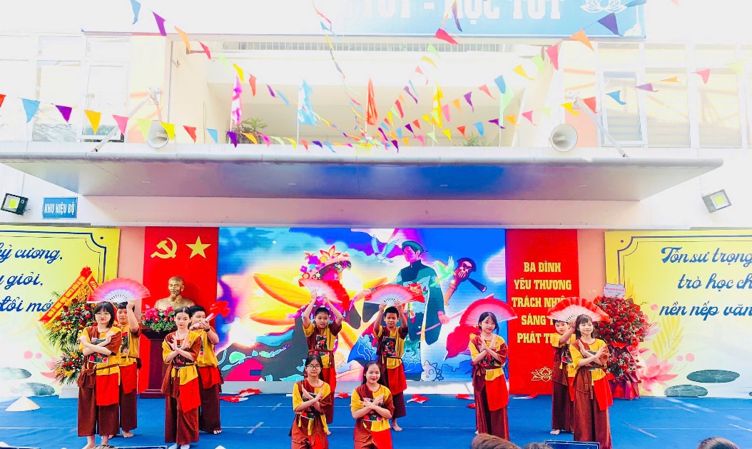 C:\Users\Admin\Documents\ANH VĂN NGHỆ 6A9\z6057700352616_a2ce37c69709915e754642073a9c92a8.jpg