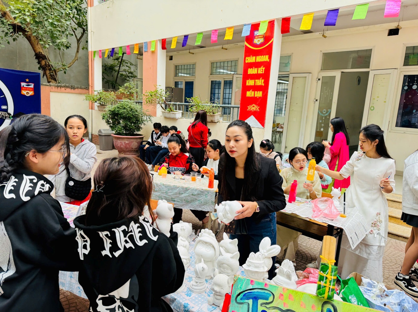 D:\SSD\THCS BA DINH\2024-2025\TRUYỀN THÔNG\HỘI CHỢ XUÂN\z6255403576709_e84e17a5d98ee279787d74637d30895f.jpg