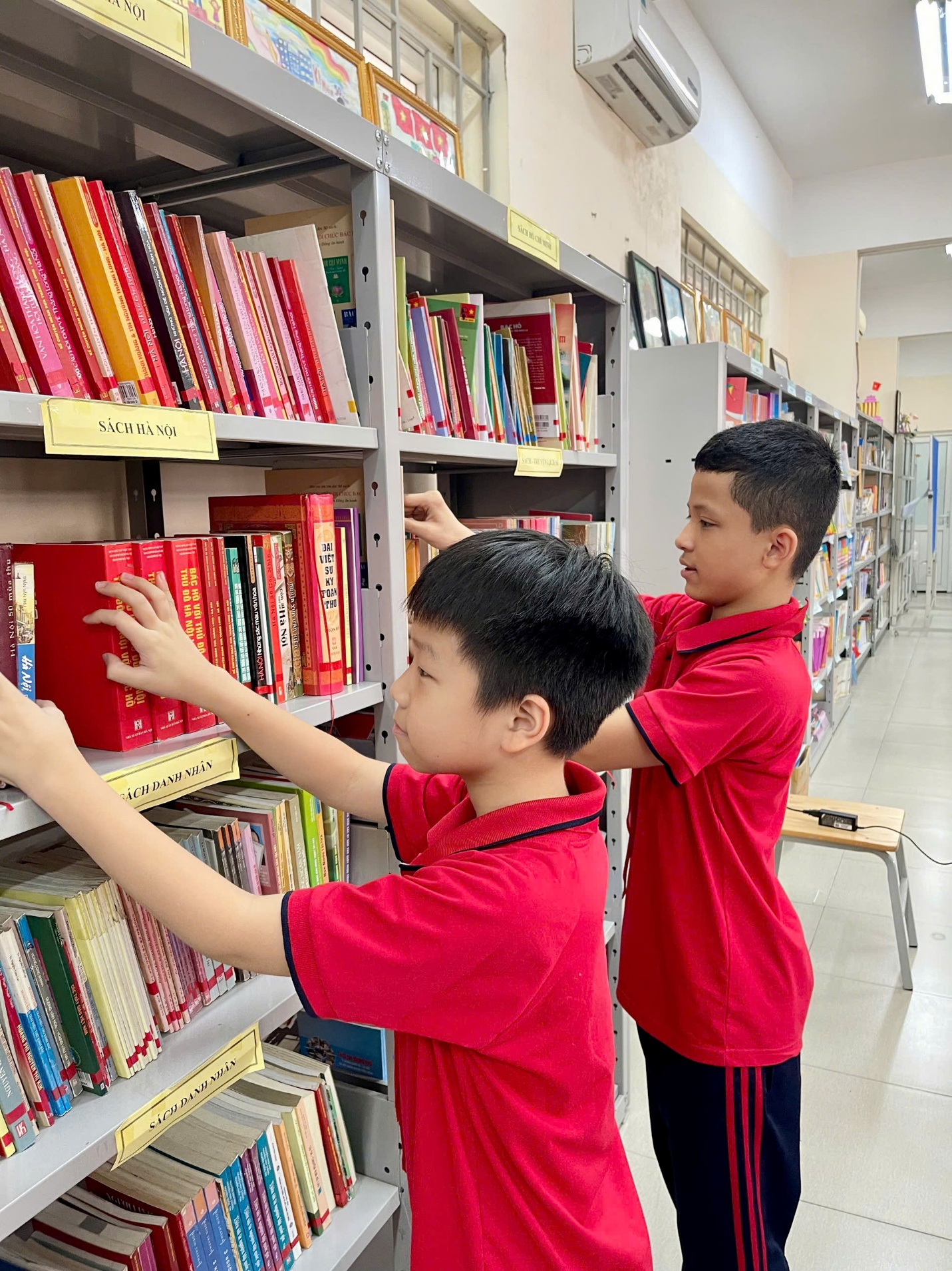 Two boys in a libraryAI-generated content may be incorrect.