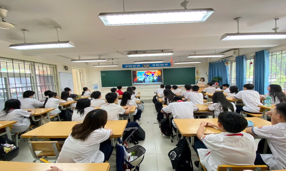 A group of students in a classroomDescription automatically generated