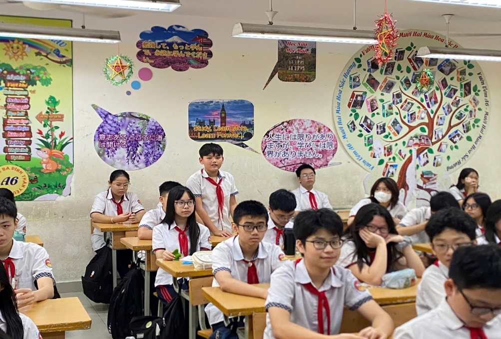 A group of students in a classroomDescription automatically generated