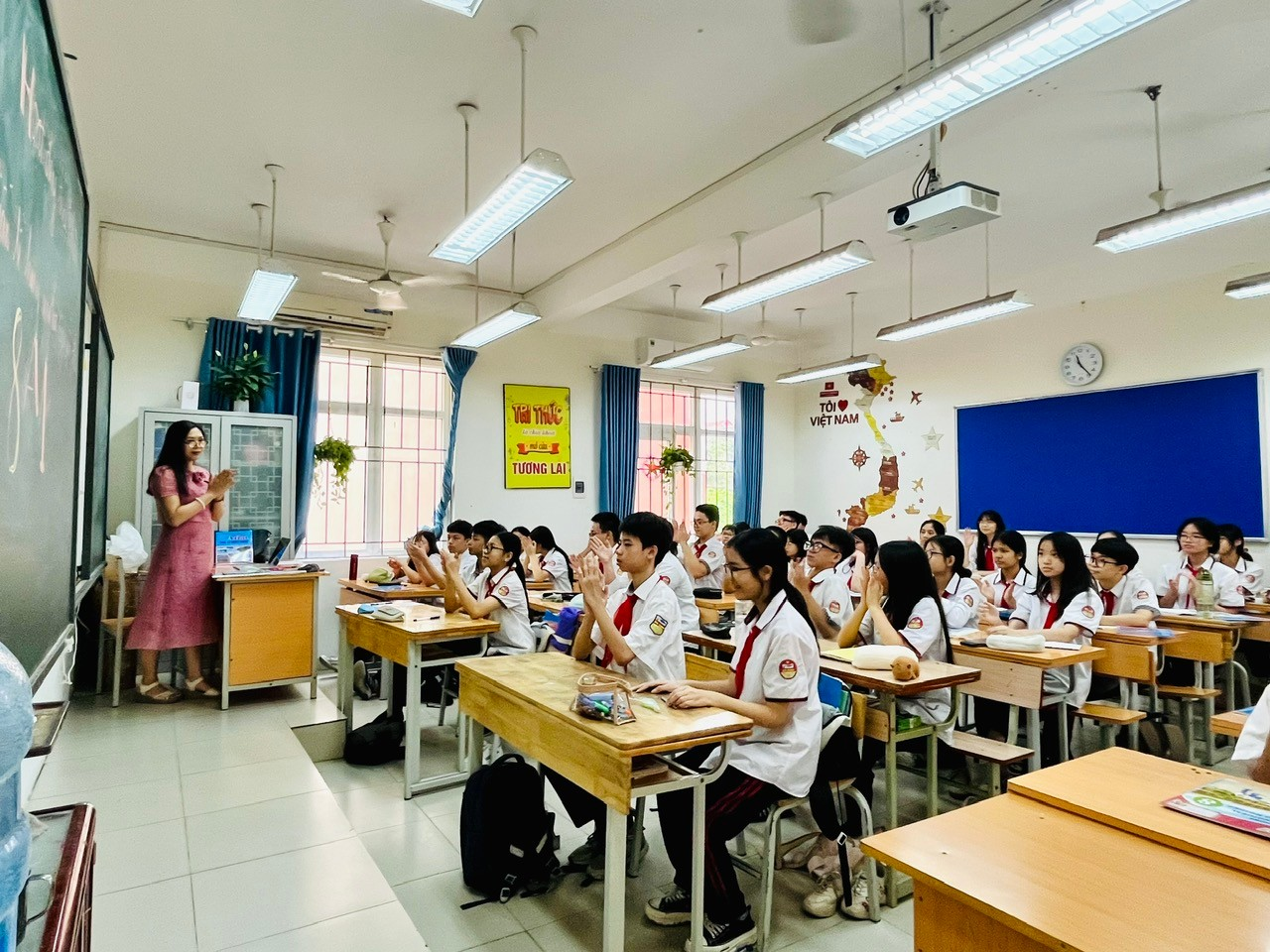 A group of students in a classroomDescription automatically generated