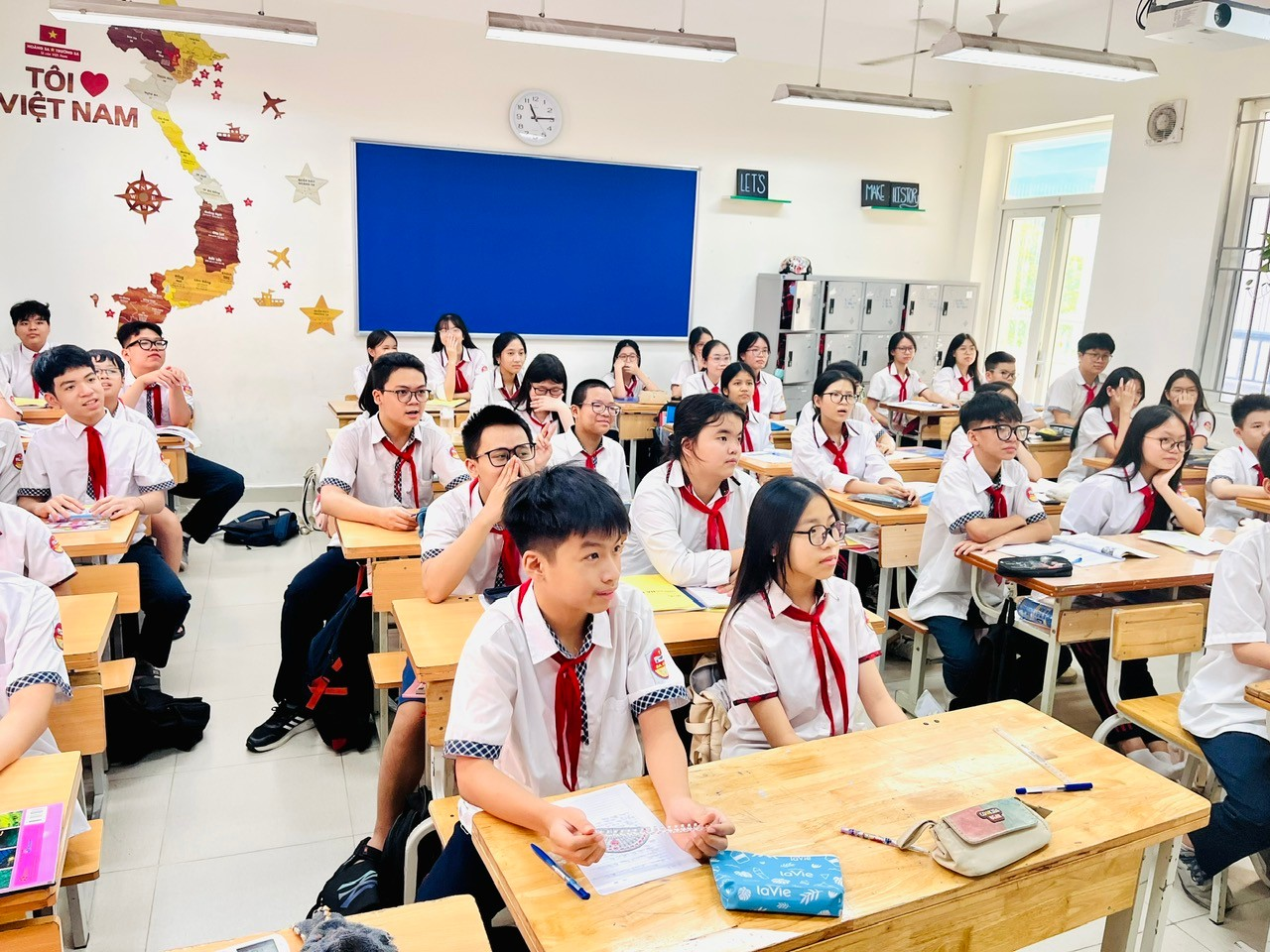 A group of students in a classroomDescription automatically generated