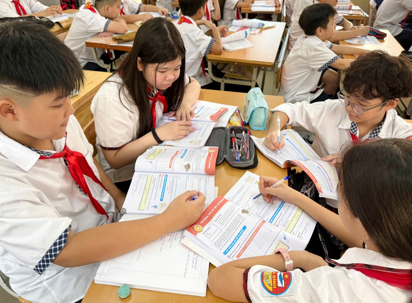 A group of students in a classroomAI-generated content may be incorrect.