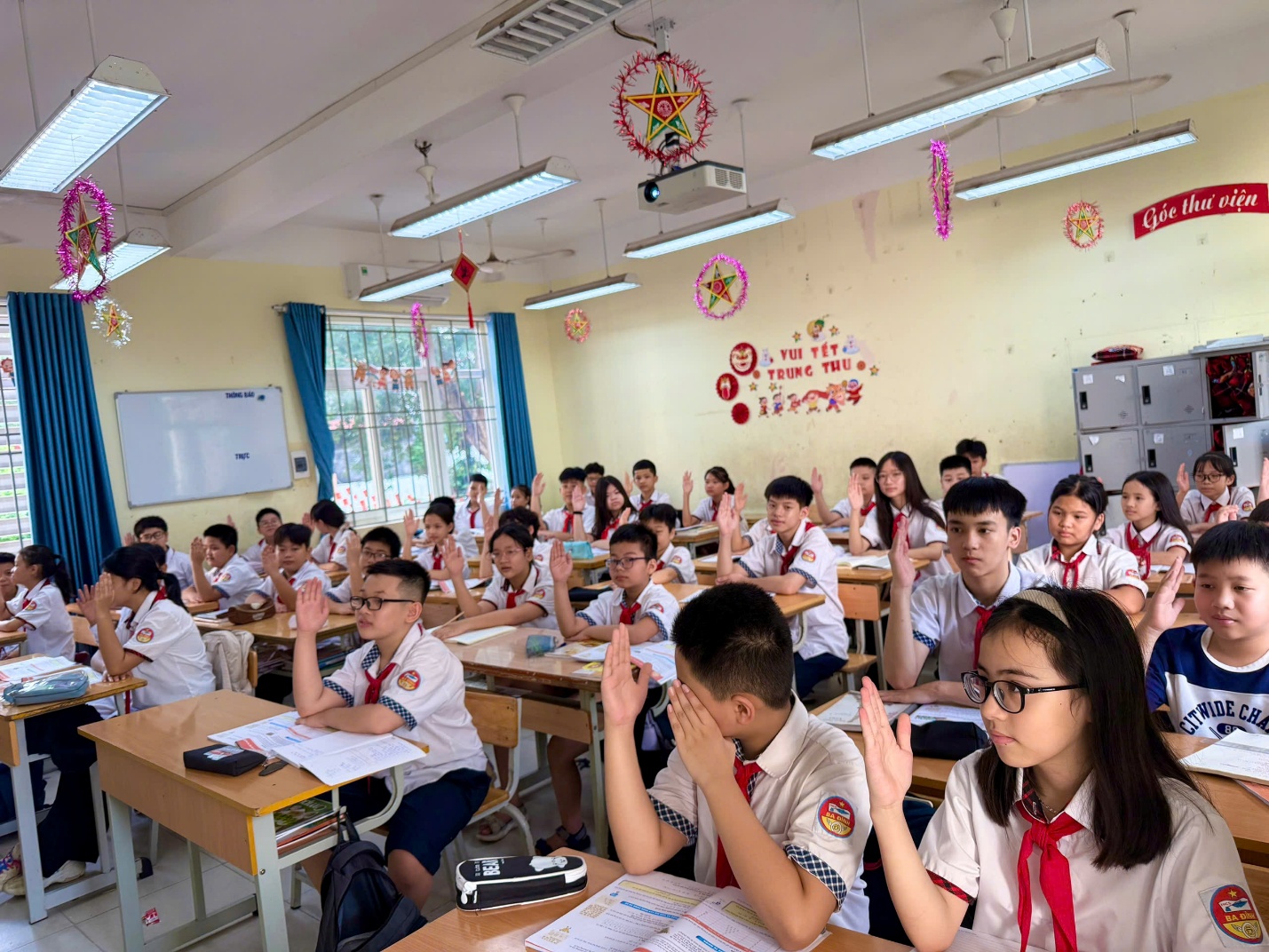 A group of students in a classroomAI-generated content may be incorrect.