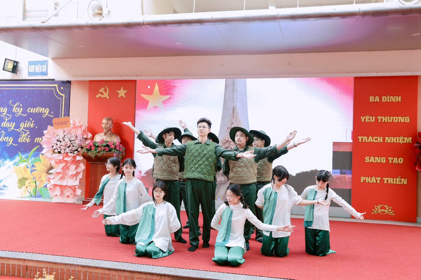 A group of people on a stageAI-generated content may be incorrect.