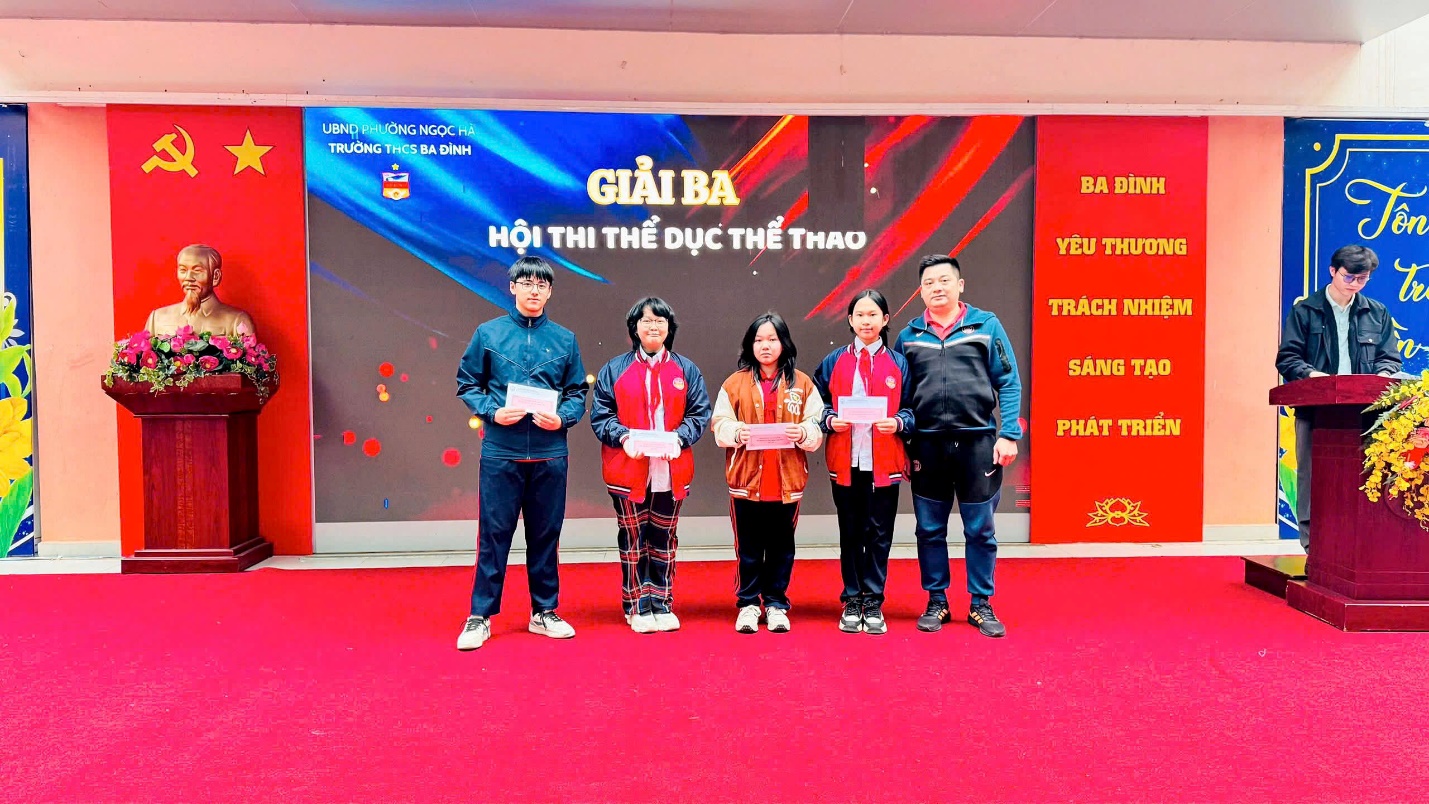 D:\SSD\THCS BA DINH\2025-2026\TRUYEN THONG\TRAO GIẢI TDTT\ảnh 7,8\z7240684919472_00f64c428dcfe35a069e84c7cbee8f73.jpg