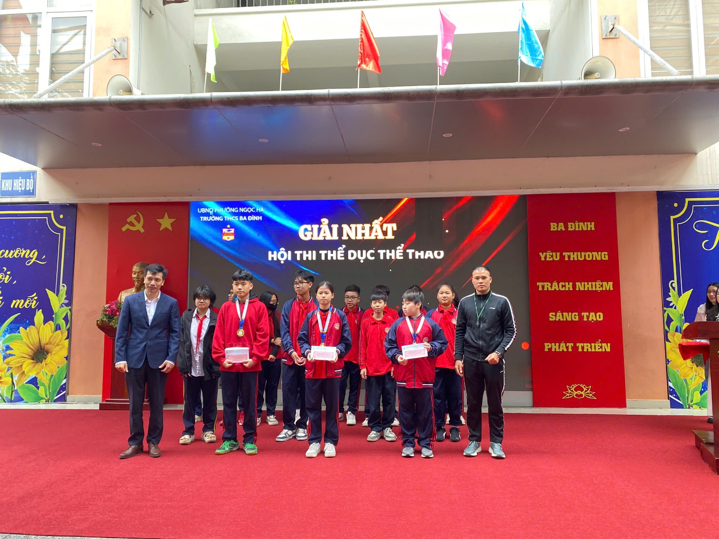 D:\SSD\THCS BA DINH\2025-2026\TRUYEN THONG\TRAO GIẢI TDTT\z7240183928178_d3c22bc87553c3fa939bbe12ba6bf04e.jpg