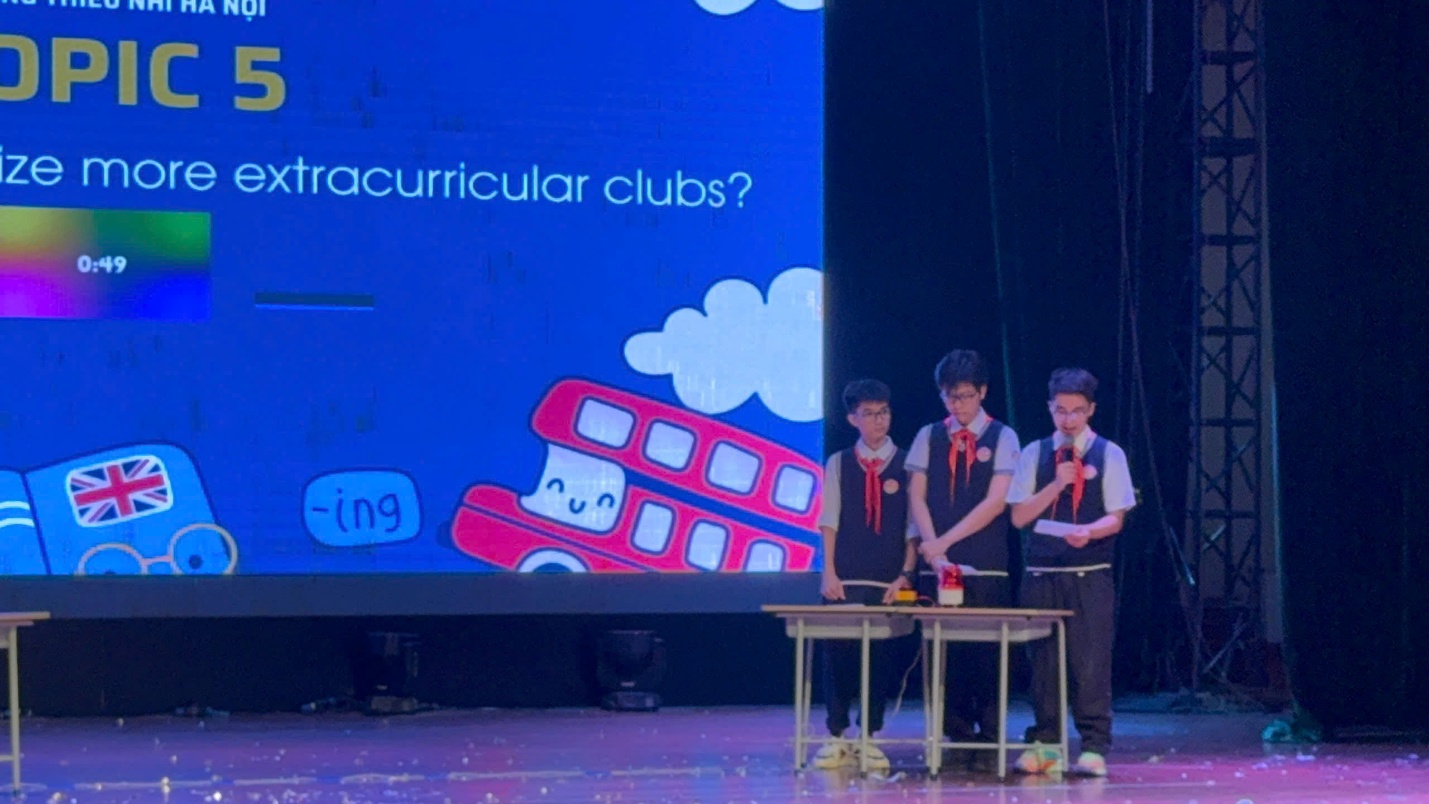 A group of people on a stageAI-generated content may be incorrect.