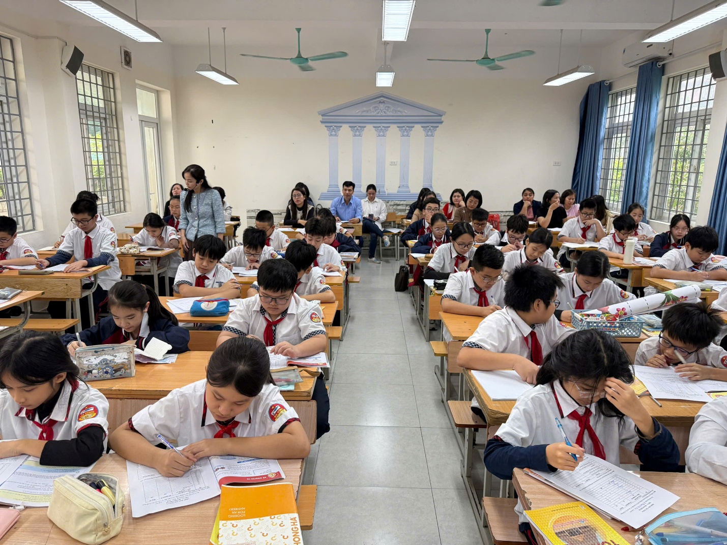 A group of students in a classroomAI-generated content may be incorrect.