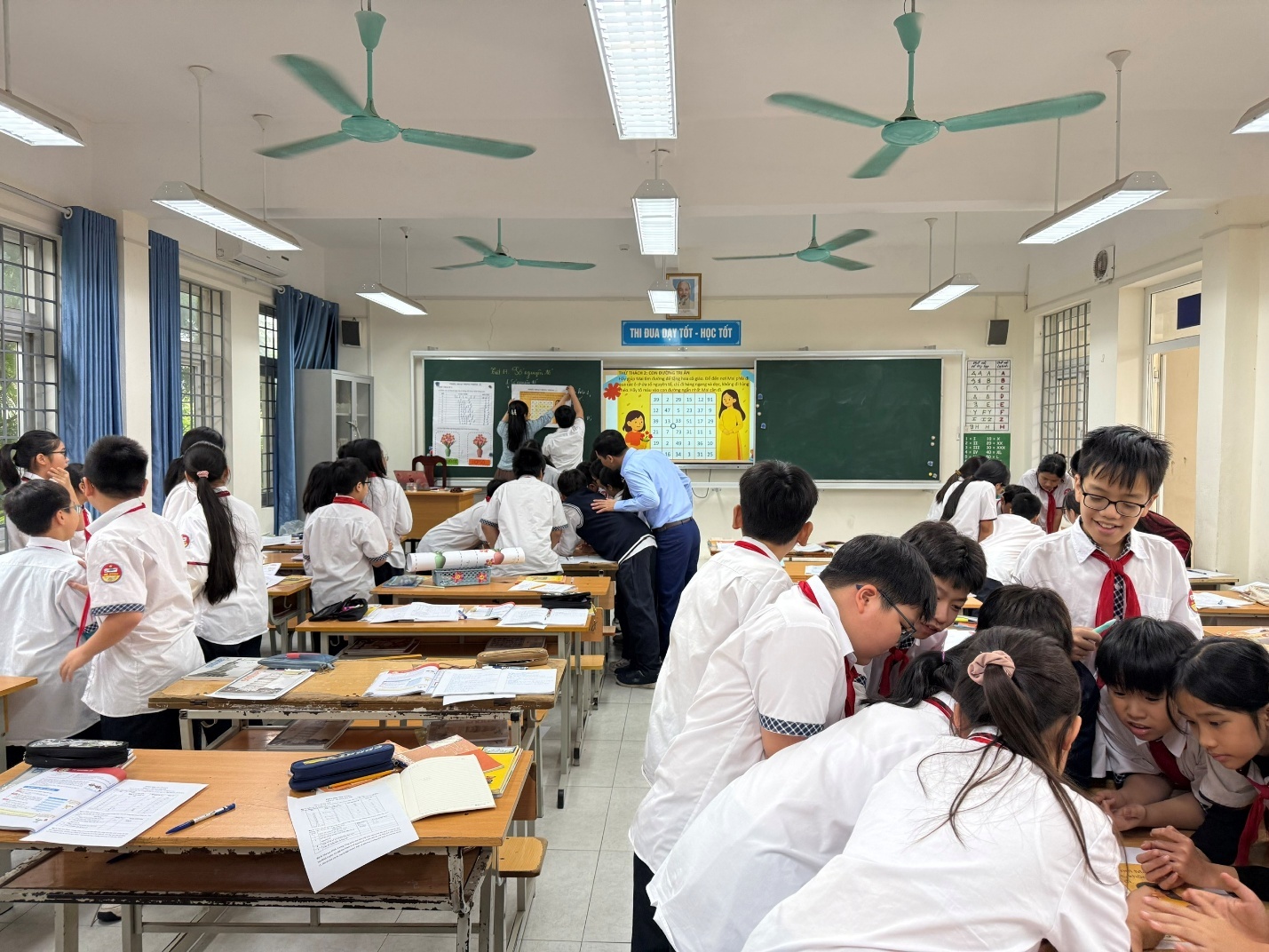 A group of students in a classroomAI-generated content may be incorrect.