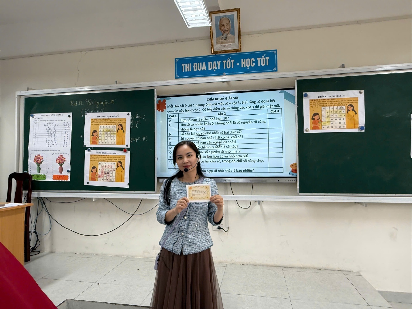 A person holding a sign in front of a boardAI-generated content may be incorrect.