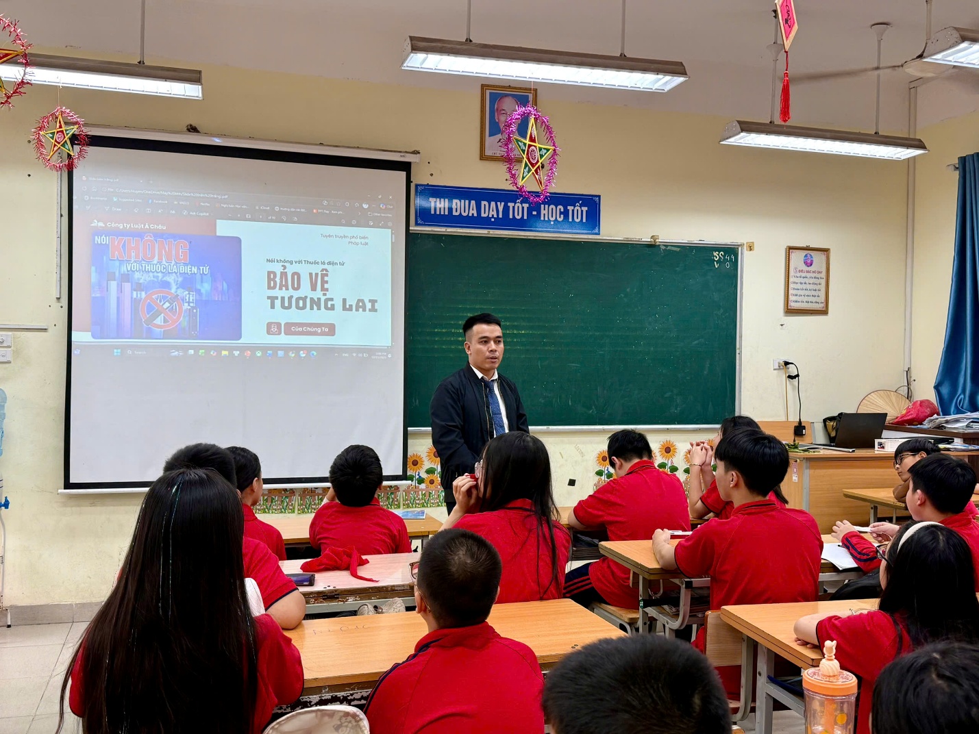 A person standing in front of a classroom with a group of studentsAI-generated content may be incorrect.