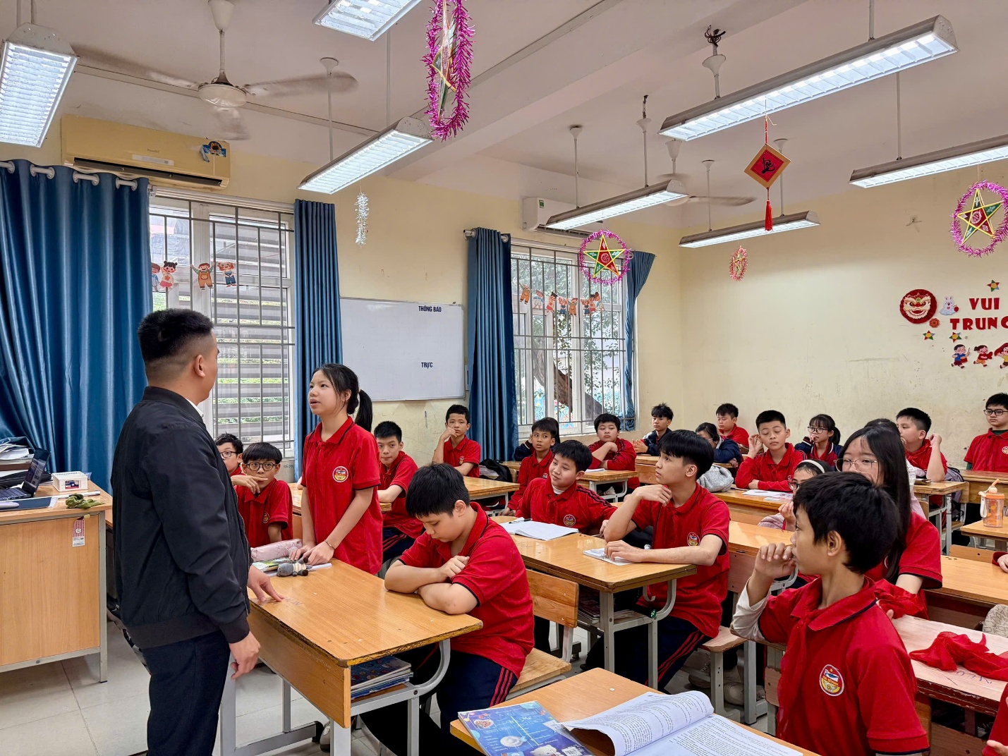 A group of students in a classroomAI-generated content may be incorrect.