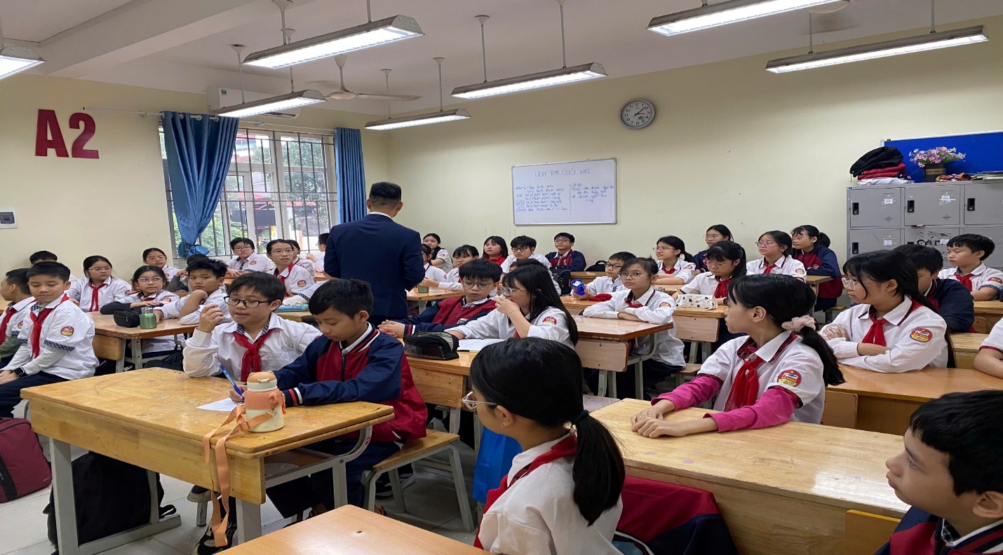 A group of students in a classroomAI-generated content may be incorrect.