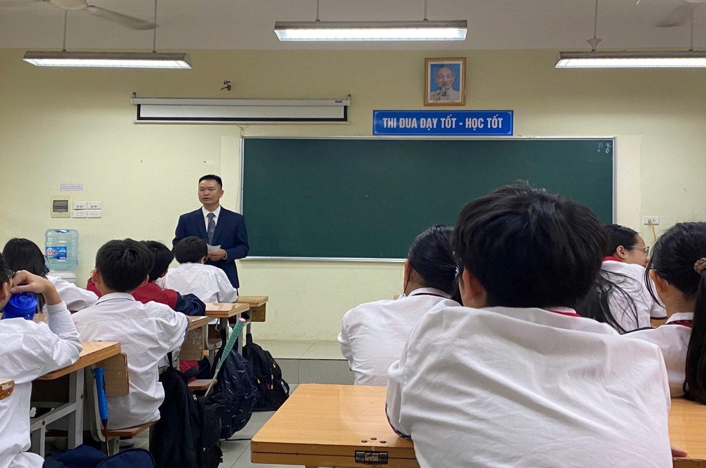 A person standing in front of a classroom with studentsAI-generated content may be incorrect.