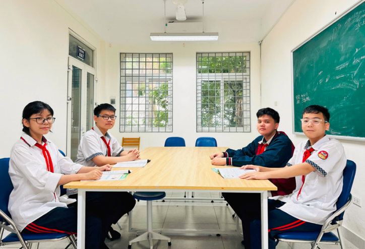 A group of people sitting at a tableAI-generated content may be incorrect.