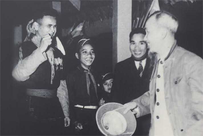 Anh hùng Núp gặp Bác Hồ tại trường Dân Tộc Trung Ương năm 1959. Theo Kiến thức