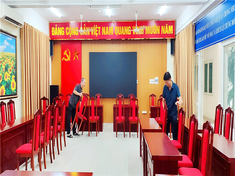 A group of people in a roomDescription automatically generated