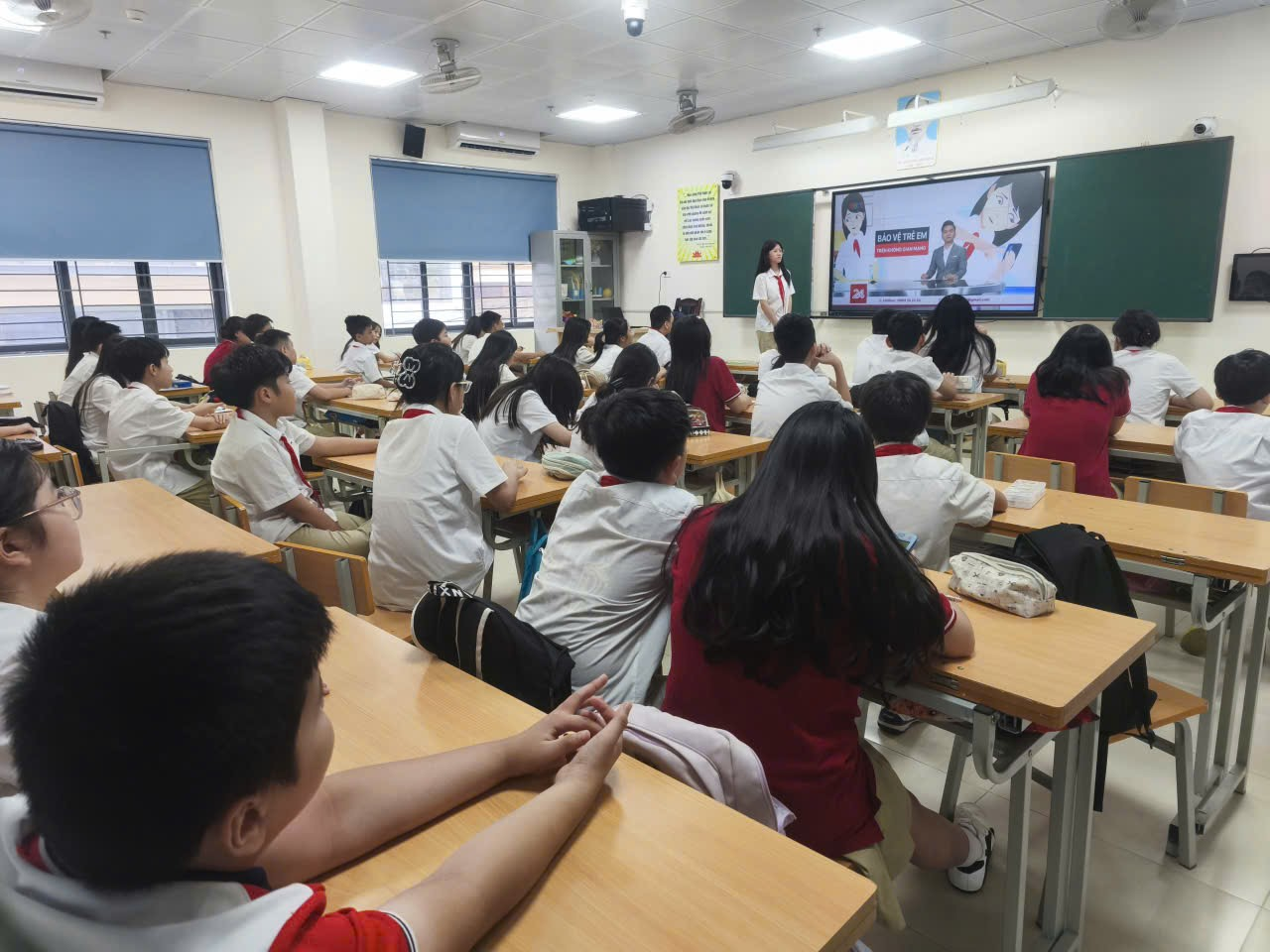 A group of students in a classroom

Description automatically generated