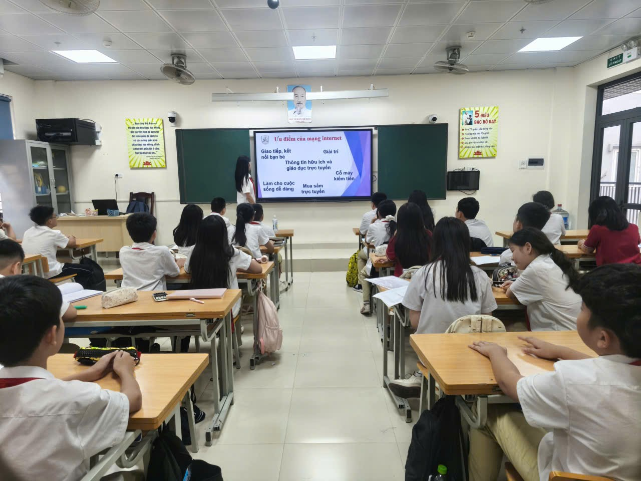 A group of students in a classroom

Description automatically generated