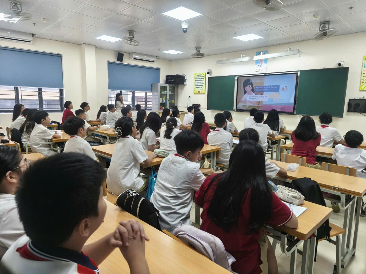 A group of students in a classroom

Description automatically generated