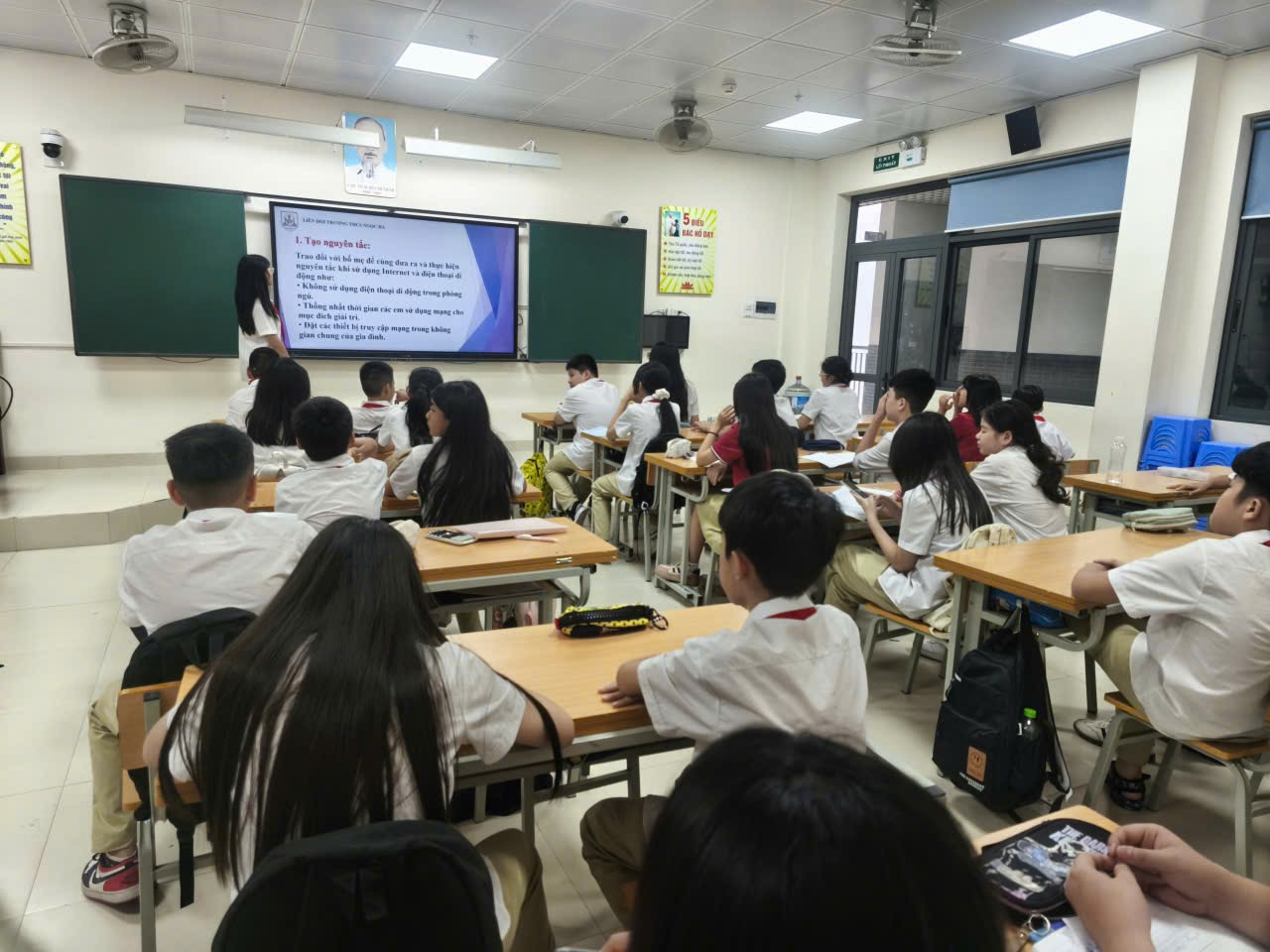 A group of students in a classroom

Description automatically generated