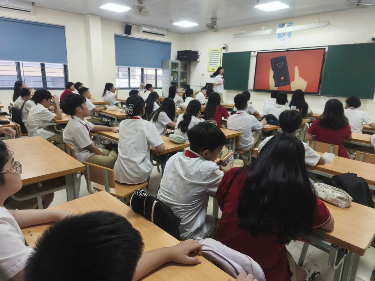 A group of students in a classroom

Description automatically generated