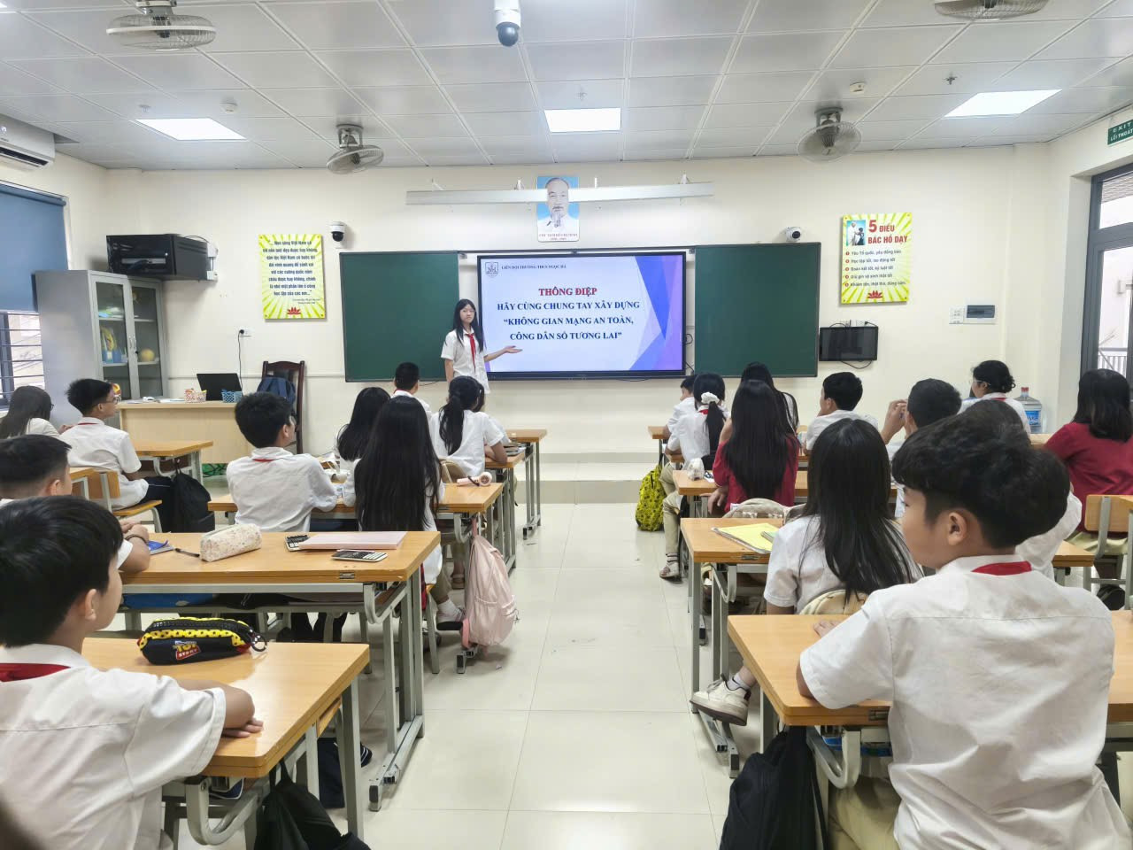A group of students in a classroom

Description automatically generated