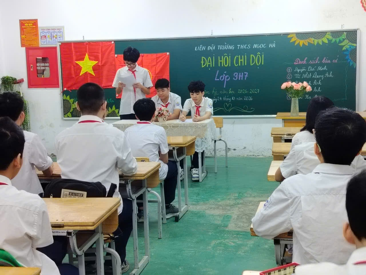 A group of people in a classroom

Description automatically generated