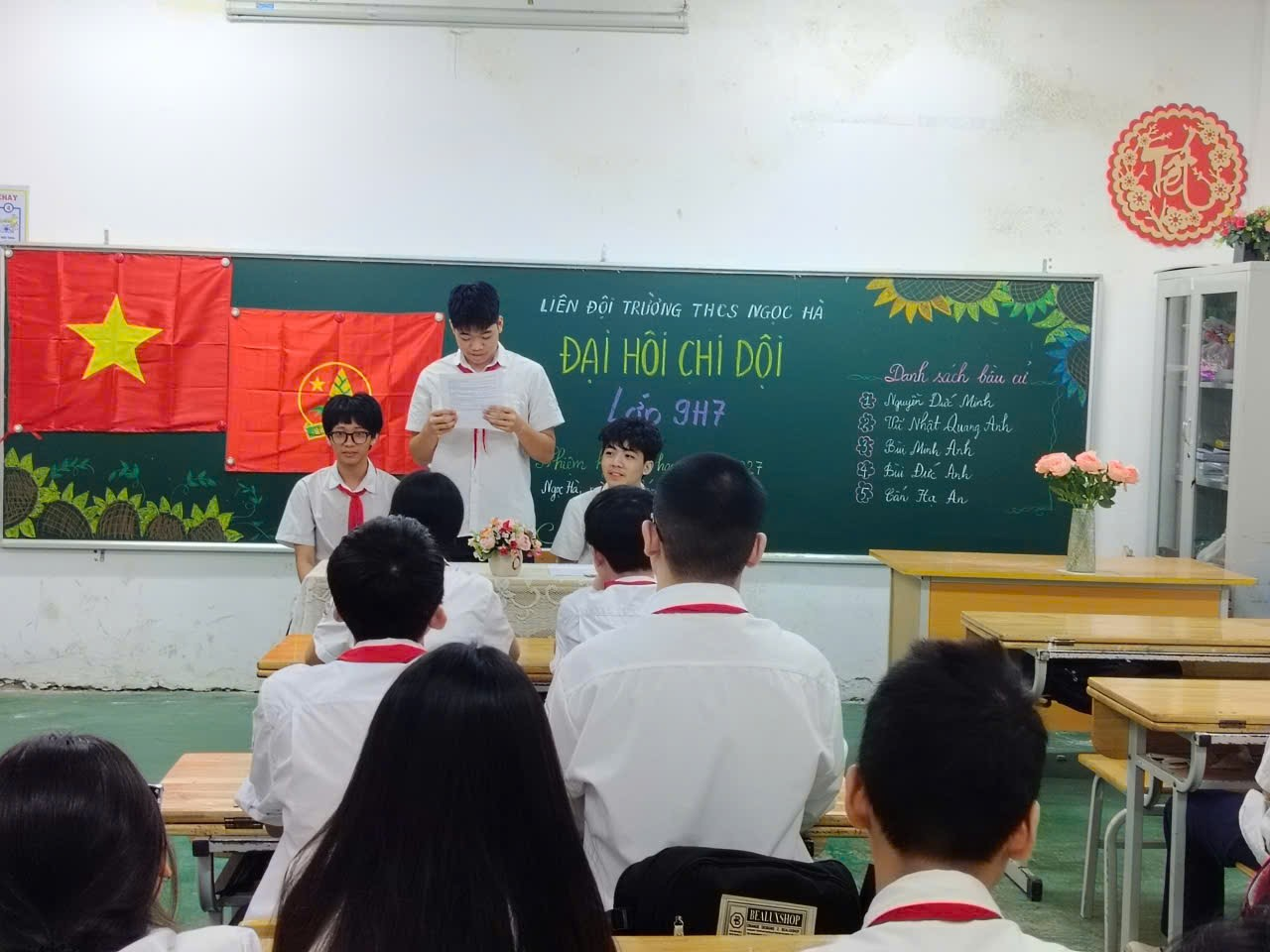 A group of people in a classroom

Description automatically generated