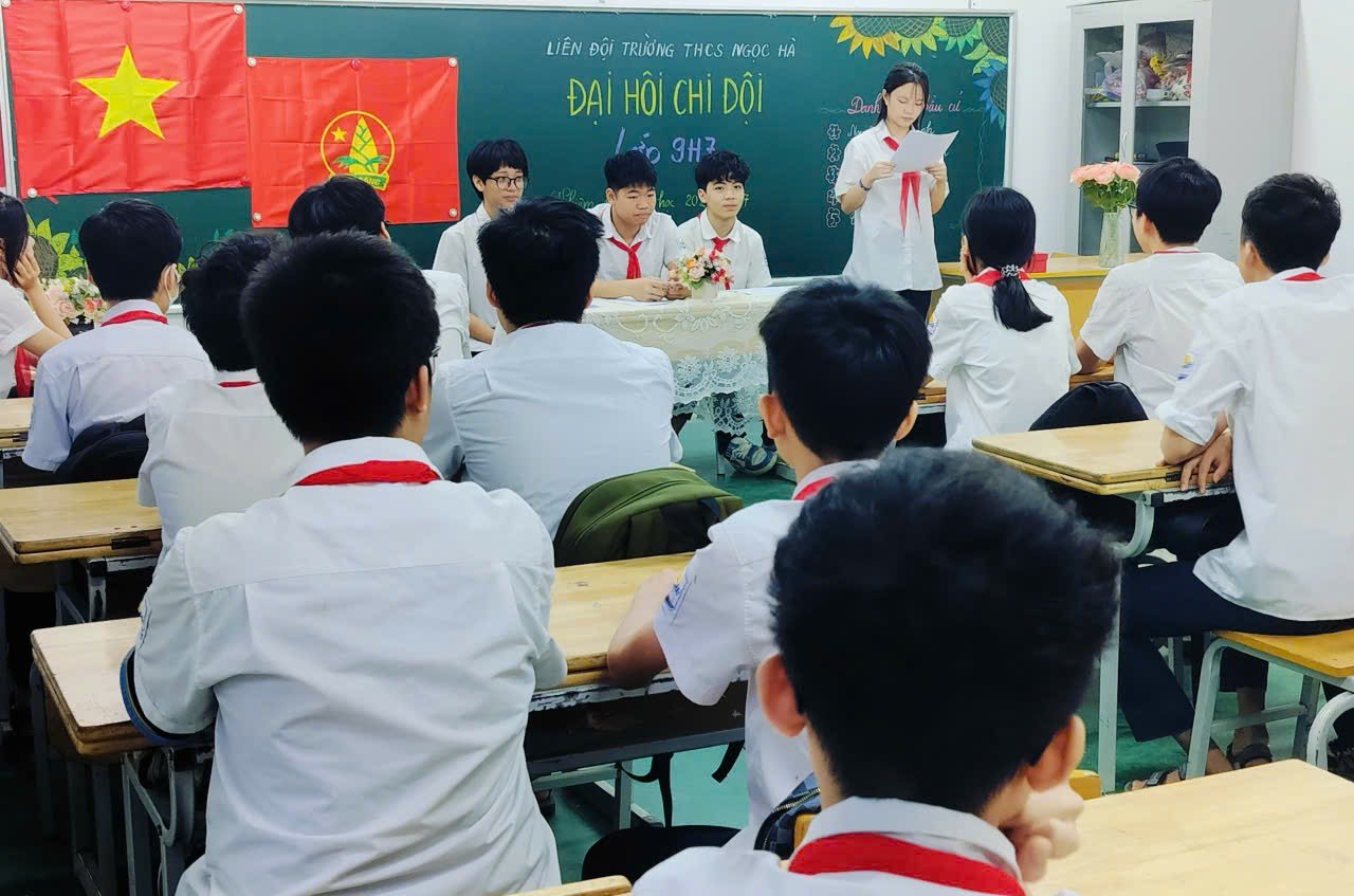 A group of people in a classroom

Description automatically generated