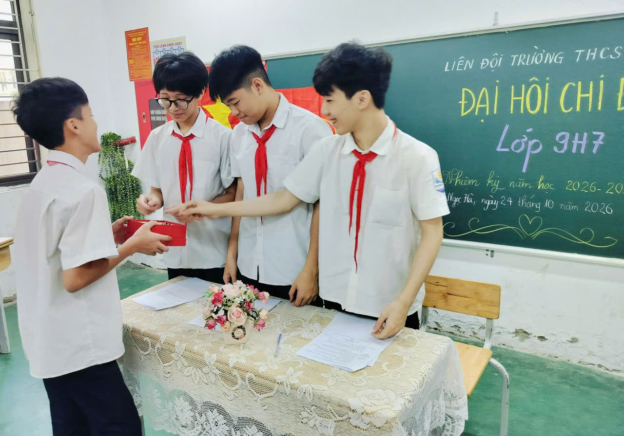 A group of people standing next to a table

Description automatically generated