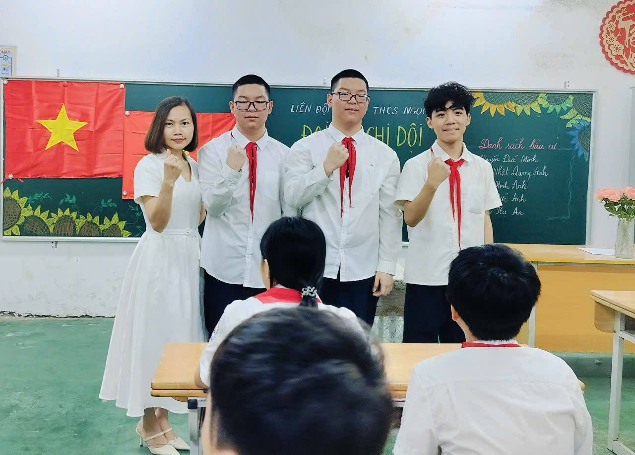 A group of people in a classroom

Description automatically generated