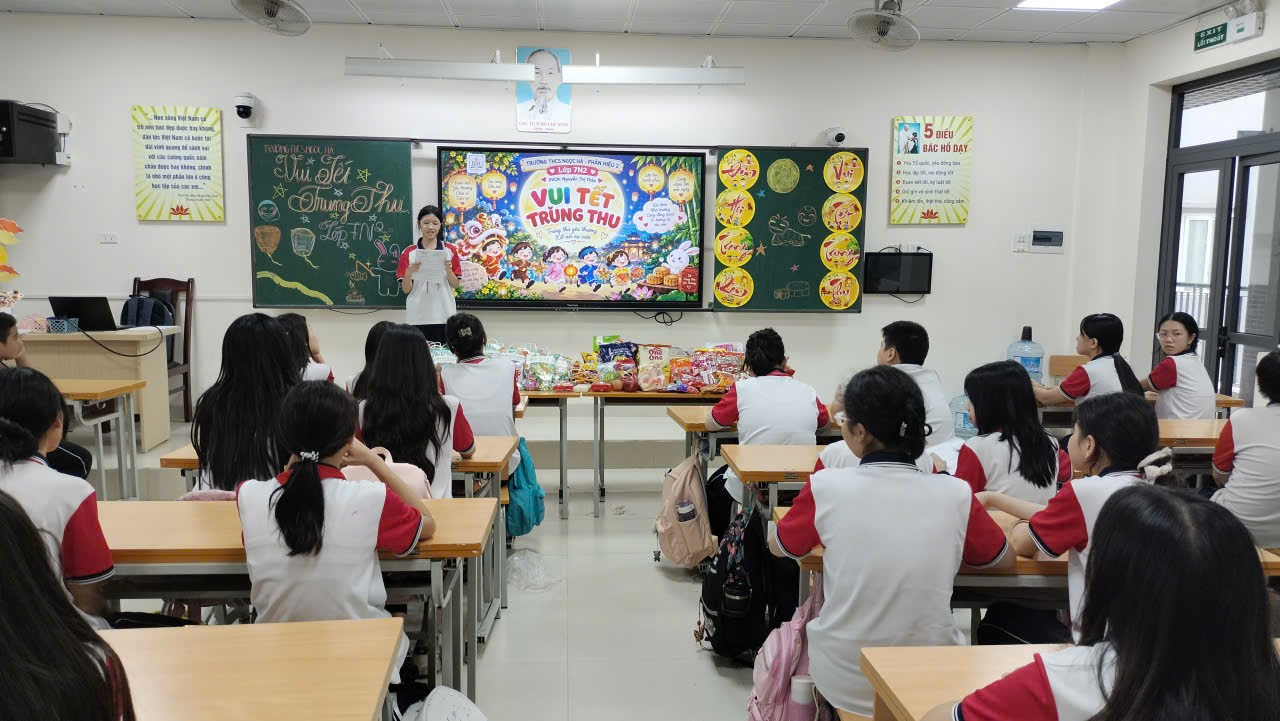 A group of students in a classroom

Description automatically generated