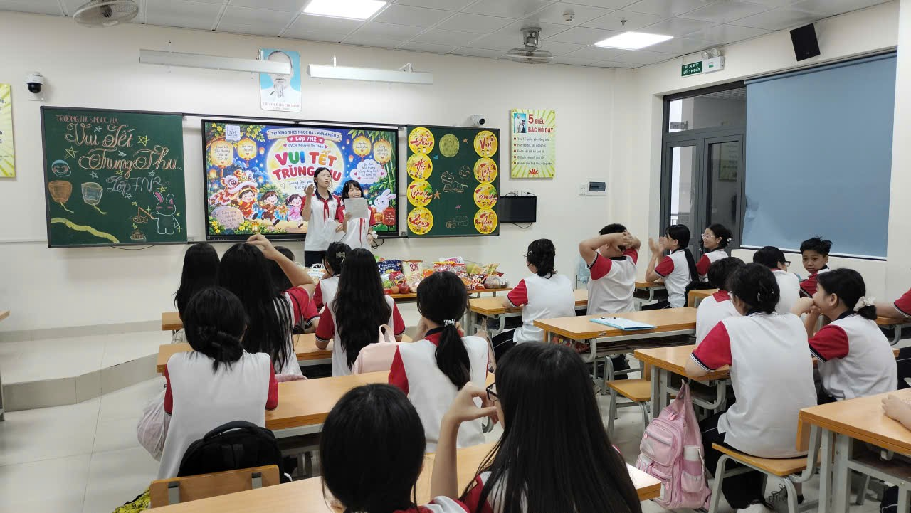 A group of people in a classroom

Description automatically generated