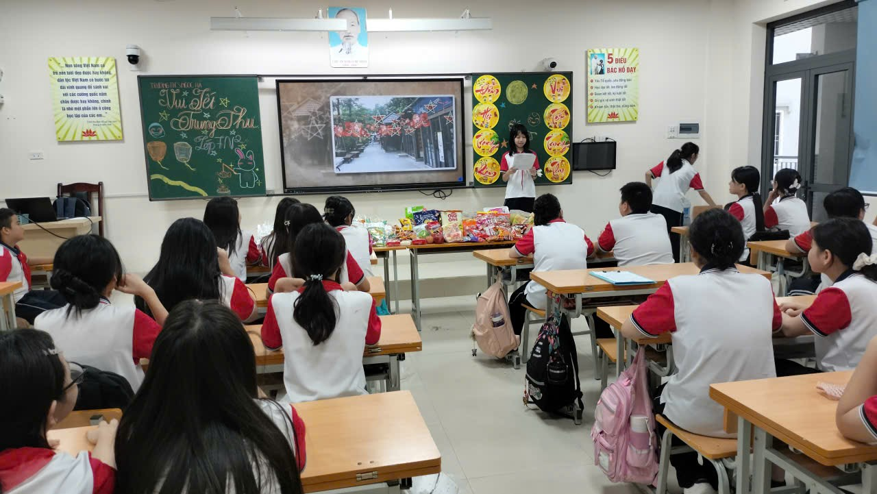 A group of students in a classroom

Description automatically generated