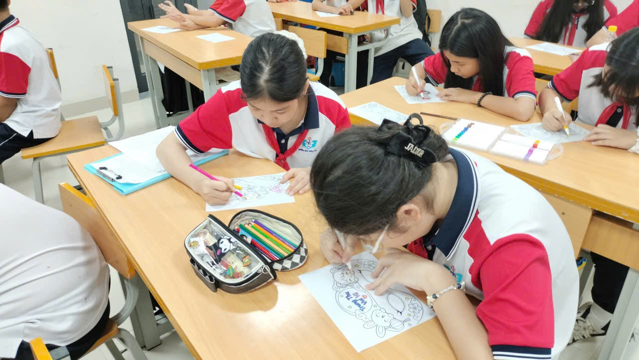 A group of students drawing on paper

Description automatically generated