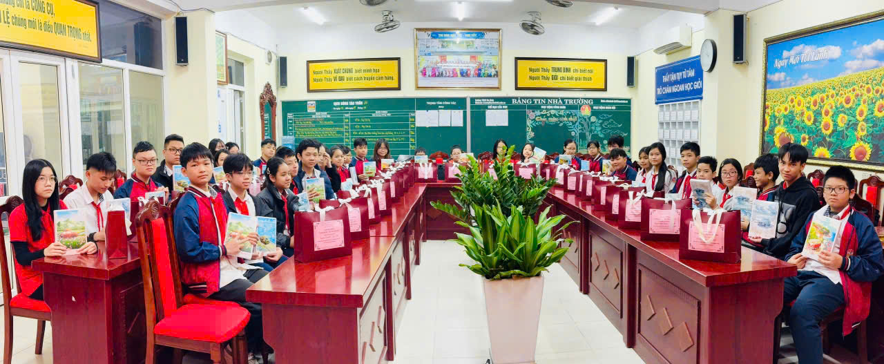 D:\SSD\THCS BA DINH\2025-2026\TRUYEN THONG\TRAO QUÀ CHO HS CÓ HC KK\1.jpg