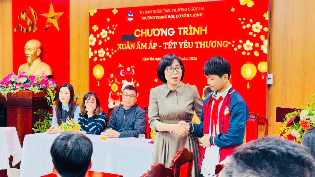 D:\SSD\THCS BA DINH\2025-2026\TRUYEN THONG\TRAO QUÀ CHO HS CÓ HC KK\z7496779991743_4675adf9fd29769d44f7764f2a4c400e.jpg