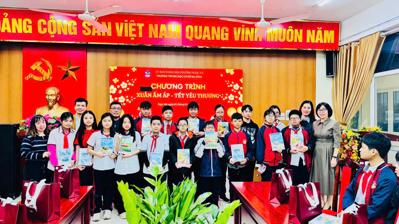 D:\SSD\THCS BA DINH\2025-2026\TRUYEN THONG\TRAO QUÀ CHO HS CÓ HC KK\z7496780490272_1ea7d28d65b259946f96c1875662774c.jpg