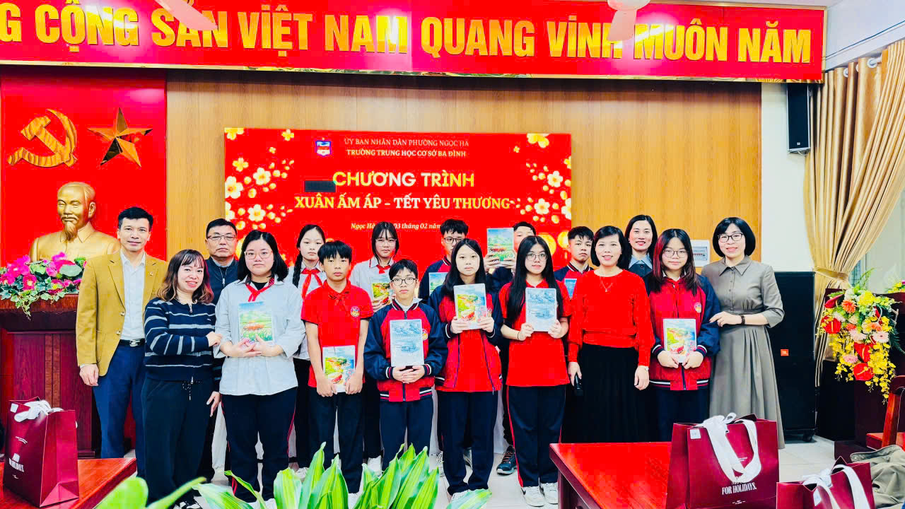 D:\SSD\THCS BA DINH\2025-2026\TRUYEN THONG\TRAO QUÀ CHO HS CÓ HC KK\z7496780490028_242ae04698652fecb1ecd69ee1cb3664.jpg