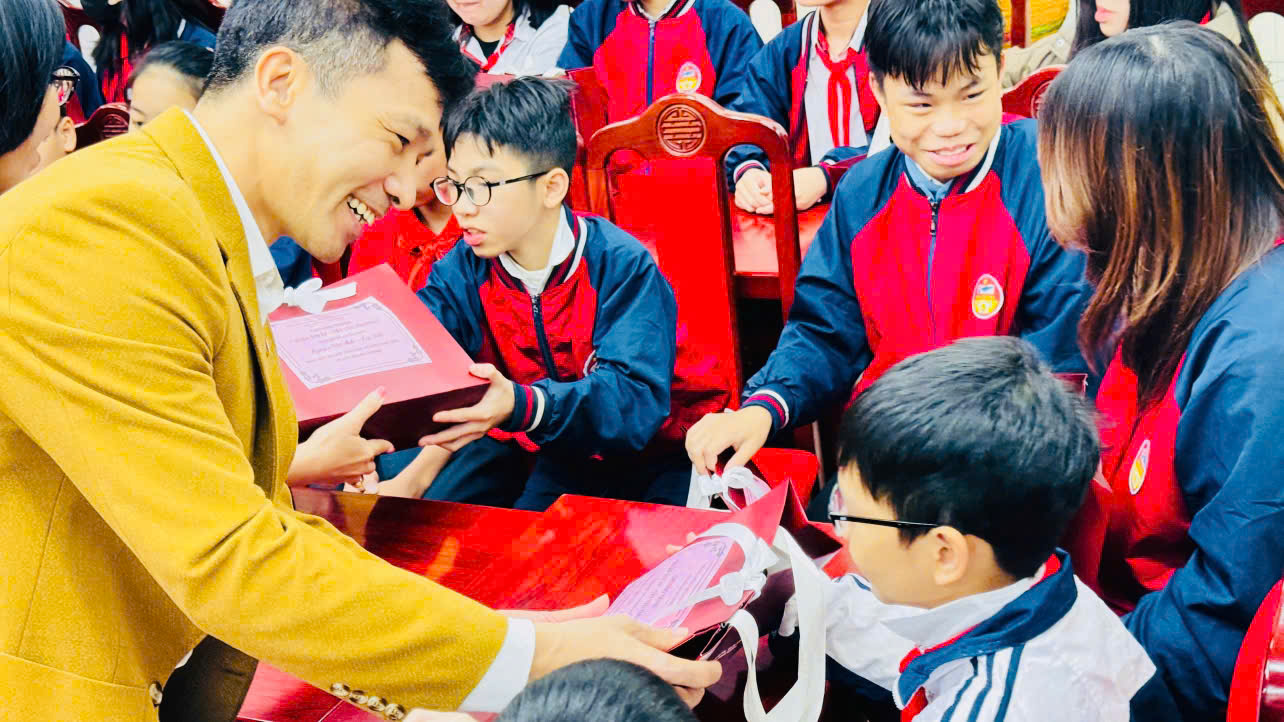 D:\SSD\THCS BA DINH\2025-2026\TRUYEN THONG\TRAO QUÀ CHO HS CÓ HC KK\z7496780529980_77d34cb76e7b2b83a6f4d535fdb75742.jpg