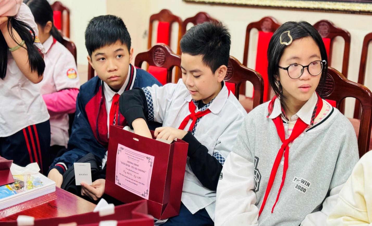 D:\SSD\THCS BA DINH\2025-2026\TRUYEN THONG\TRAO QUÀ CHO HS CÓ HC KK\z7497557630367_c5e7fe75005cac31d2a176a95616e06e.jpg