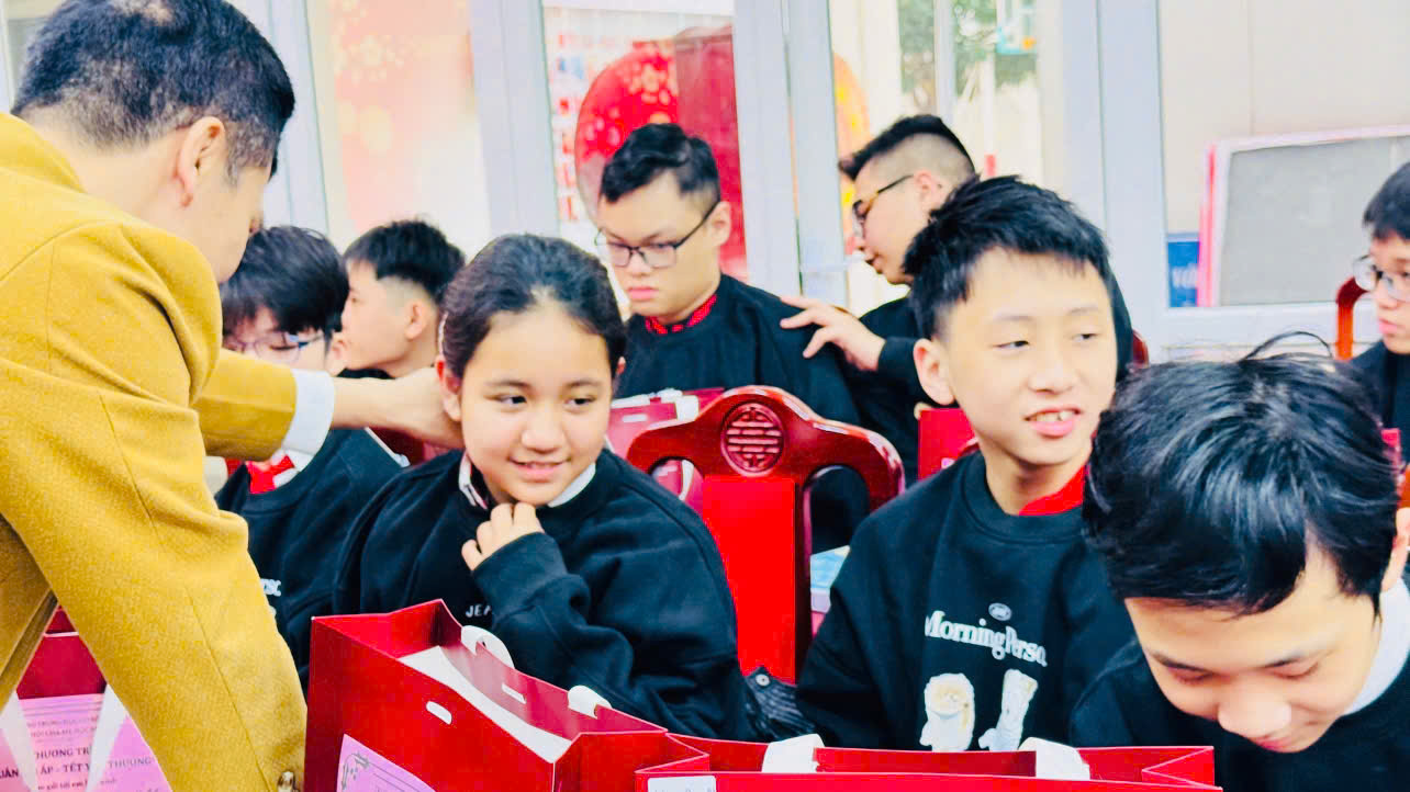 D:\SSD\THCS BA DINH\2025-2026\TRUYEN THONG\TRAO QUÀ CHO HS CÓ HC KK\z7496780338844_064ede0b7335d11c69b6e5f5c728507c.jpg