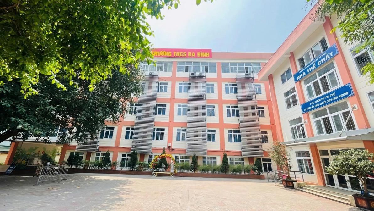 Sân trước