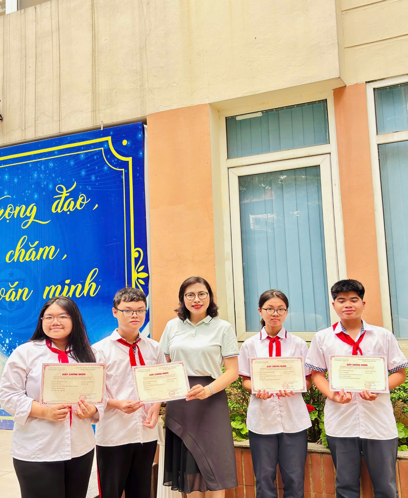 D:\Download\CHU QUANG HIẾU\z8095162257594_7ef822e7c6d28eed9d3a6f96dde855bd.jpg