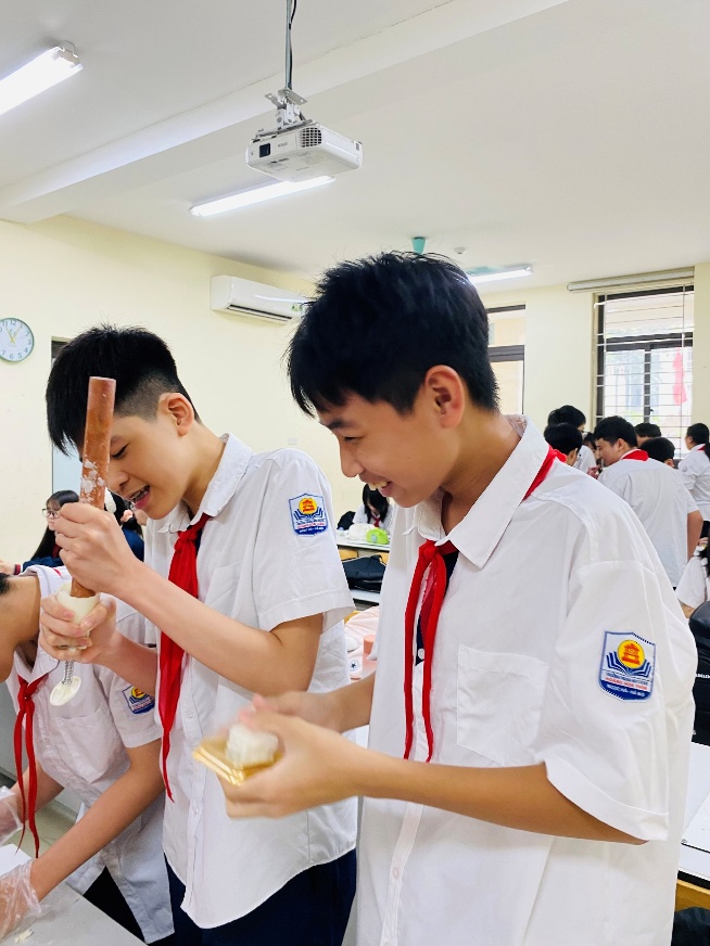 A group of boys in uniform

AI-generated content may be incorrect.