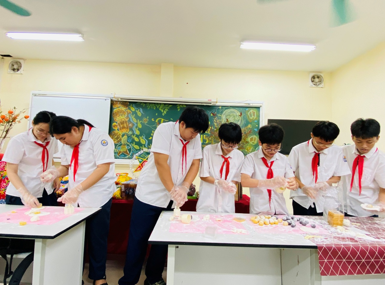 A group of people in uniform

AI-generated content may be incorrect.
